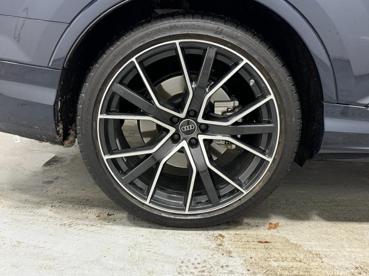 Audi Q7 Vehicle Full-screen Gallery Image 05