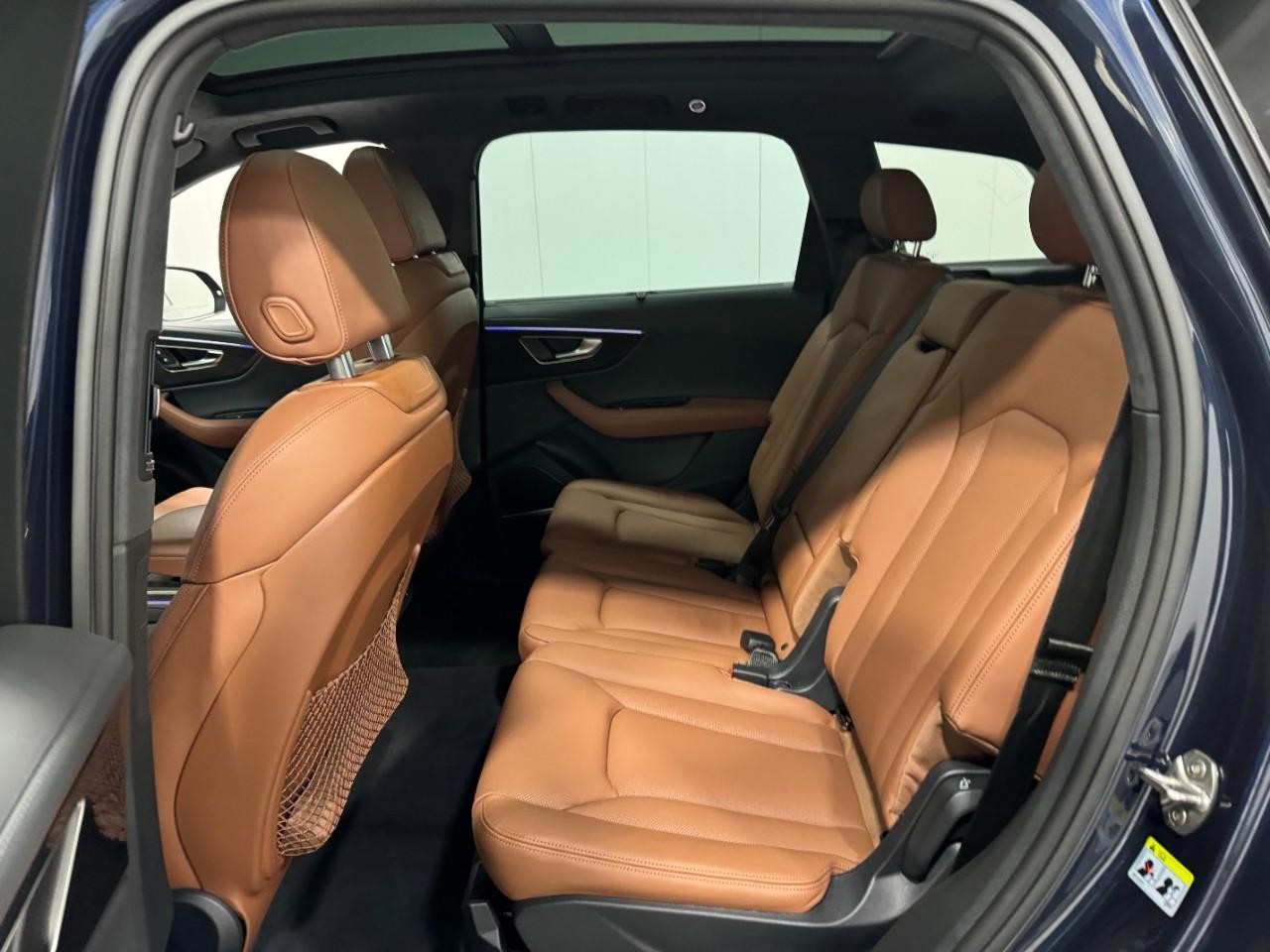 Audi Q7 Vehicle Full-screen Gallery Image 08