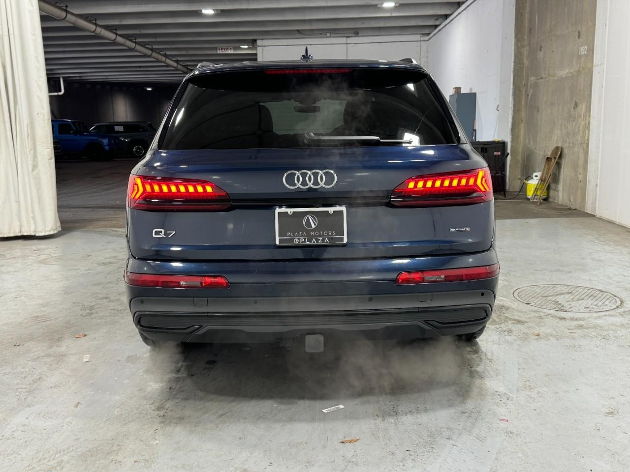 Audi Q7 Vehicle Full-screen Gallery Image 09