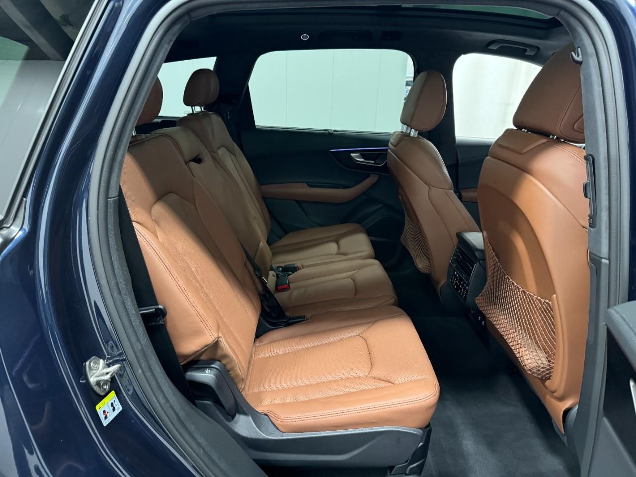 Audi Q7 Vehicle Full-screen Gallery Image 10