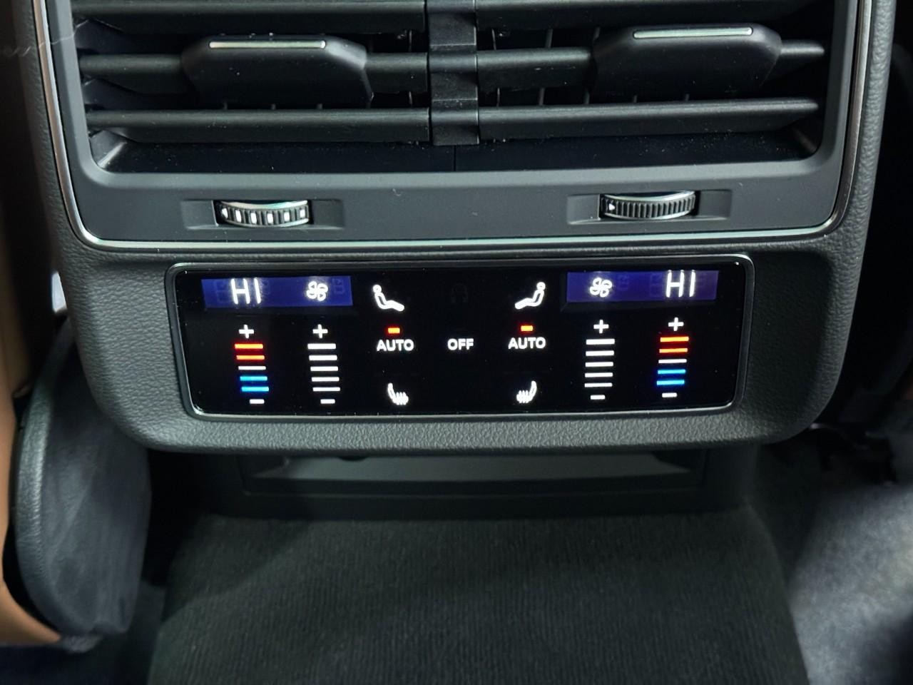 Audi Q7 Vehicle Full-screen Gallery Image 11