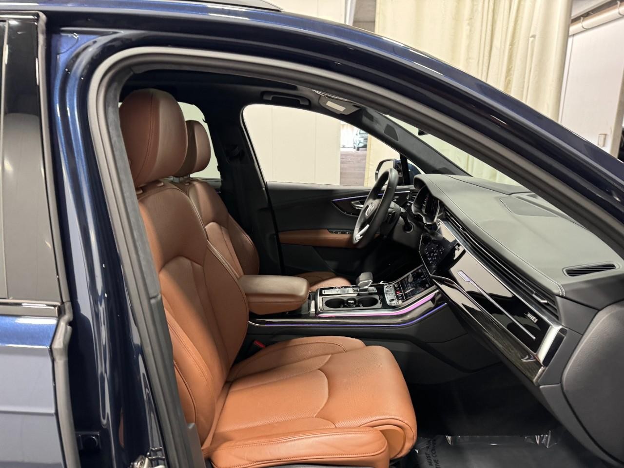 Audi Q7 Vehicle Full-screen Gallery Image 19