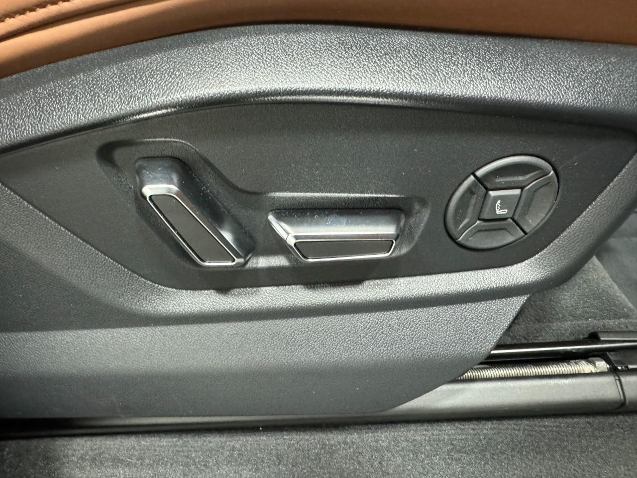 Audi Q7 Vehicle Full-screen Gallery Image 21