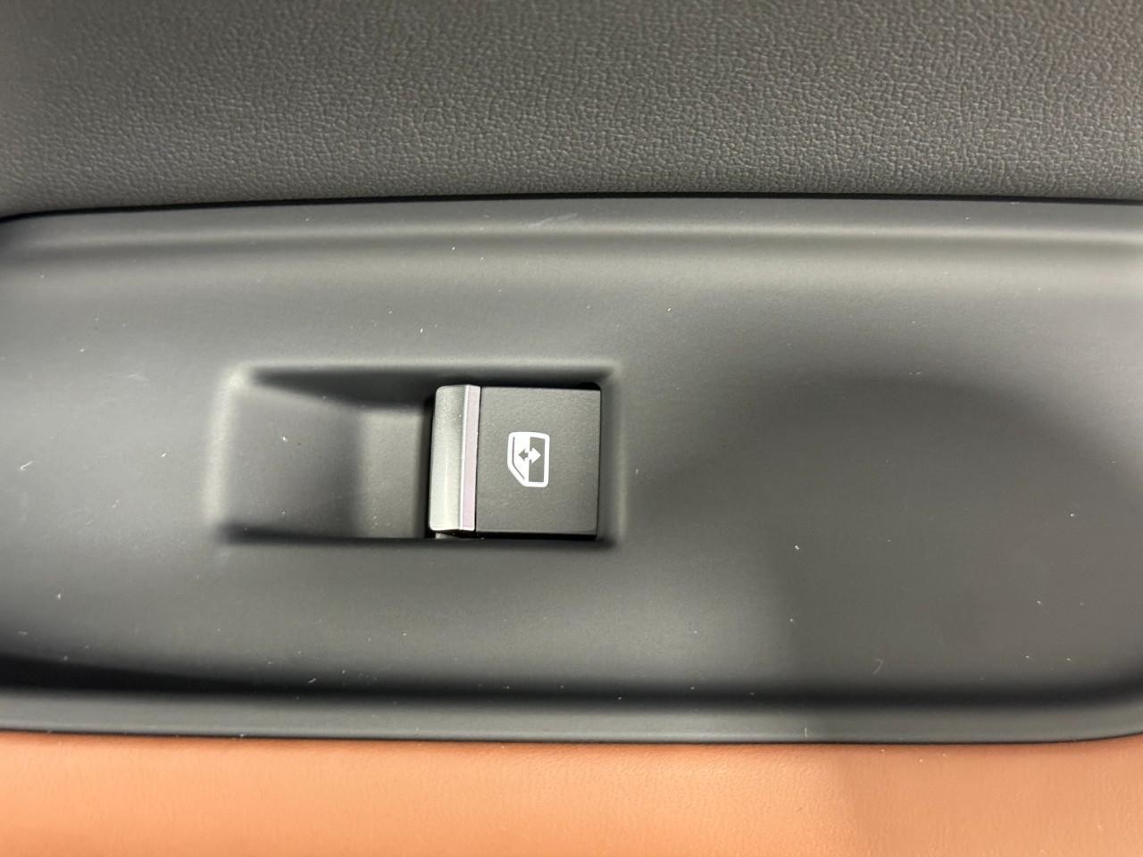 Audi Q7 Vehicle Full-screen Gallery Image 23