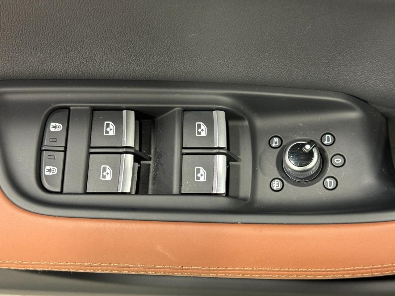 Audi Q7 Vehicle Full-screen Gallery Image 25