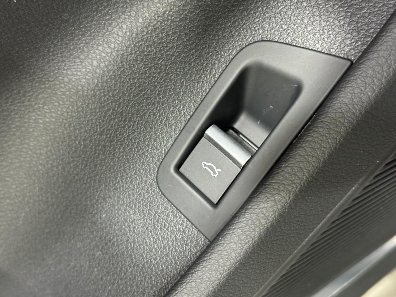 Audi Q7 Vehicle Full-screen Gallery Image 26