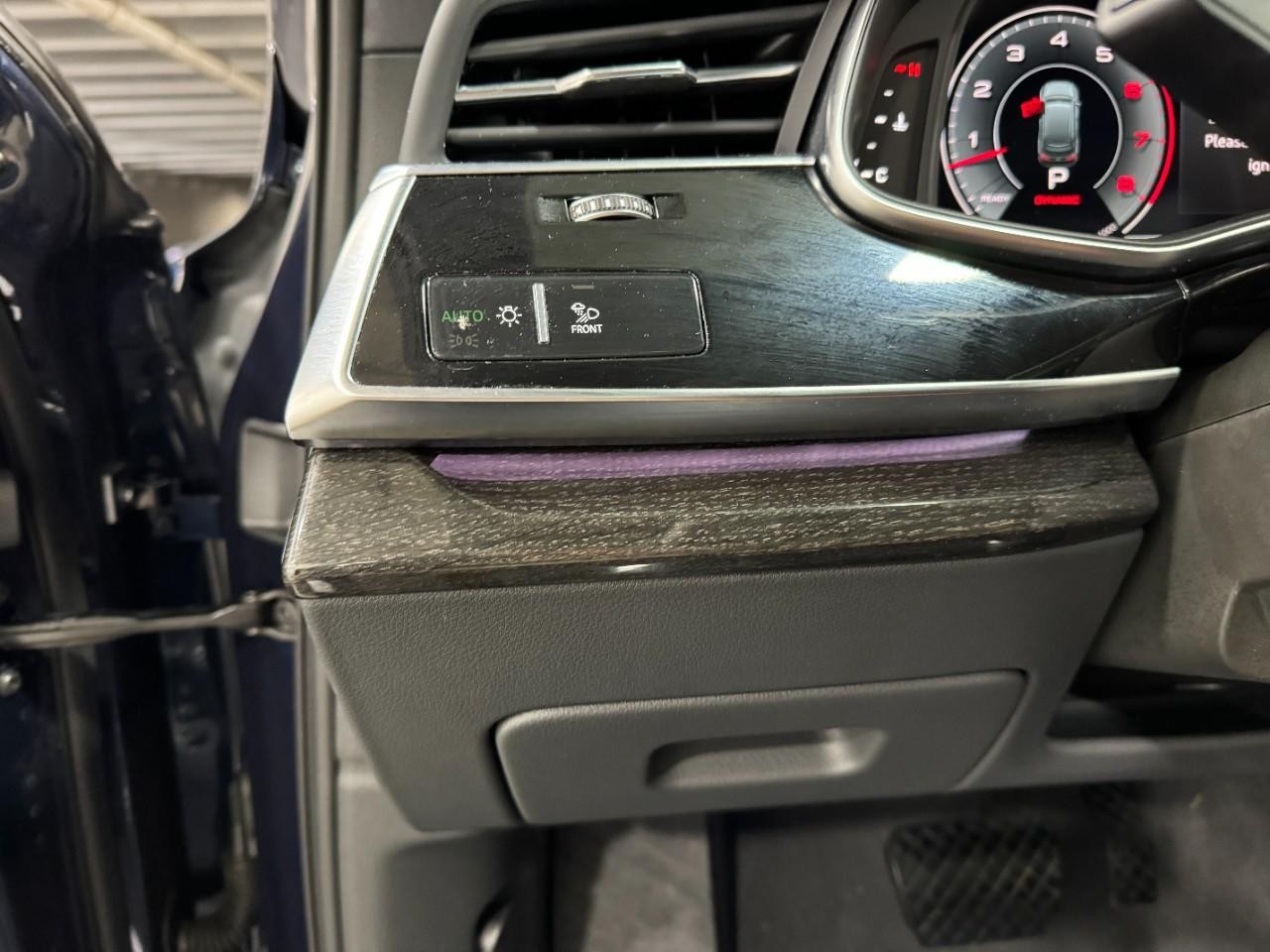 Audi Q7 Vehicle Full-screen Gallery Image 31