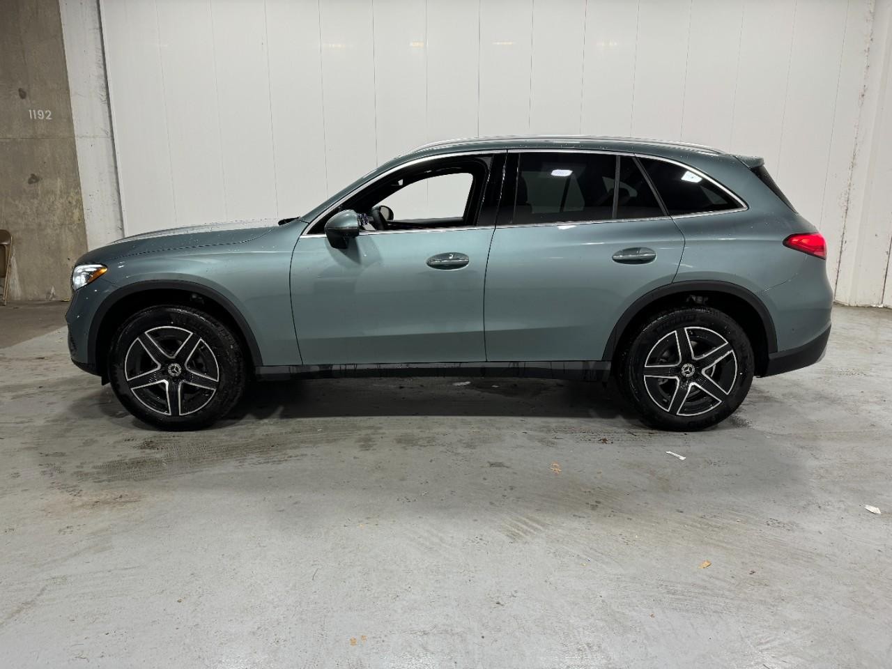 Mercedes-Benz GLC Vehicle Full-screen Gallery Image 2