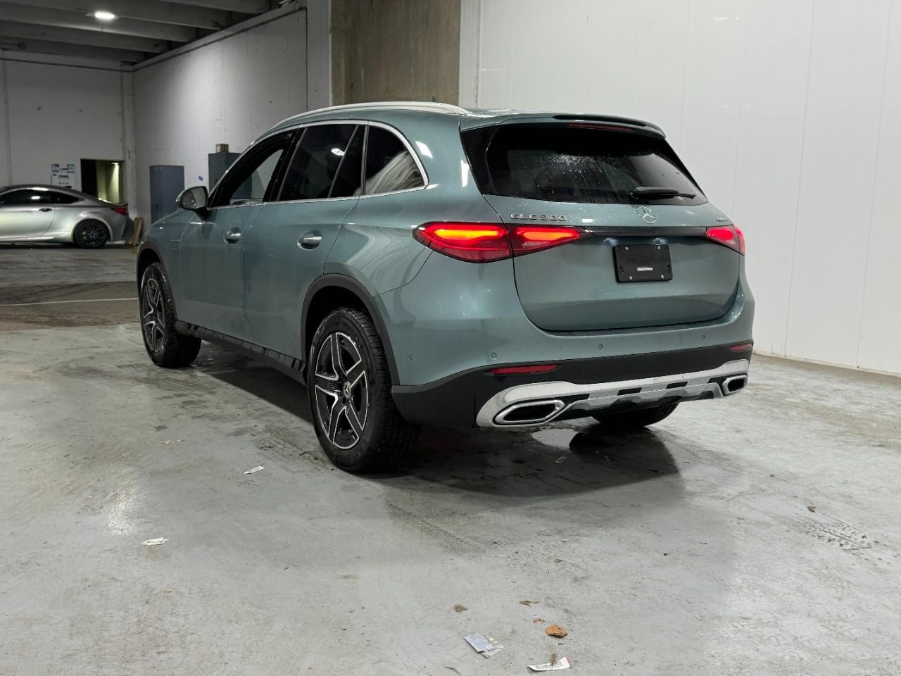 Mercedes-Benz GLC Vehicle Full-screen Gallery Image 3