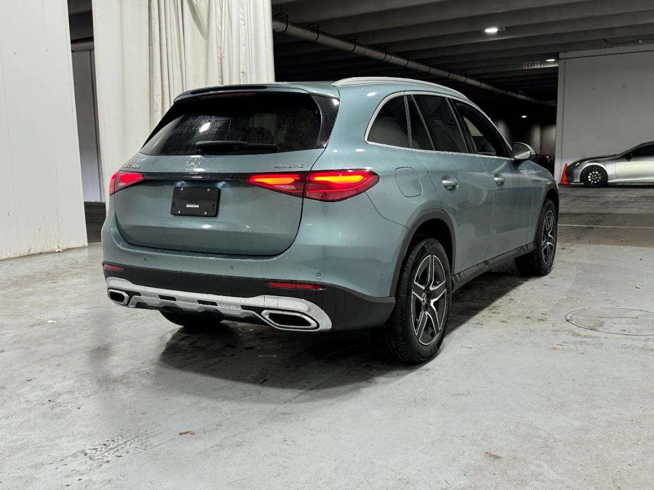 Mercedes-Benz GLC Vehicle Full-screen Gallery Image 4