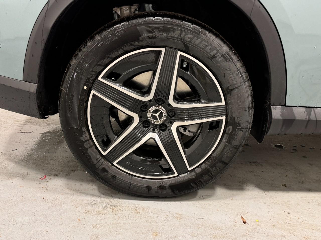 Mercedes-Benz GLC Vehicle Full-screen Gallery Image 5