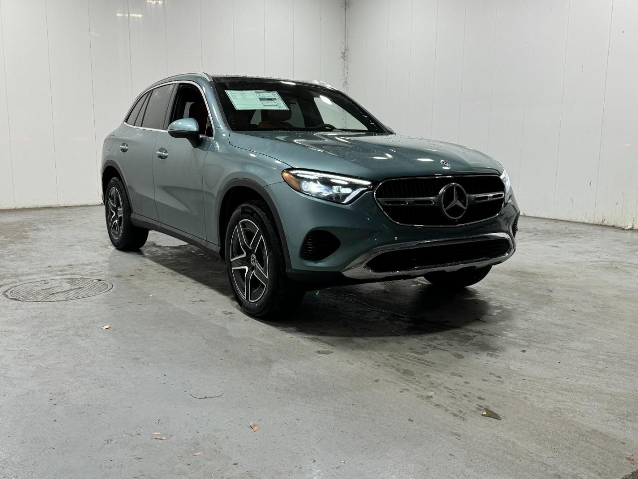 Mercedes-Benz GLC Vehicle Full-screen Gallery Image 6