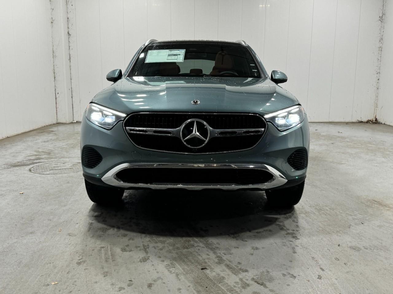 Mercedes-Benz GLC Vehicle Full-screen Gallery Image 7