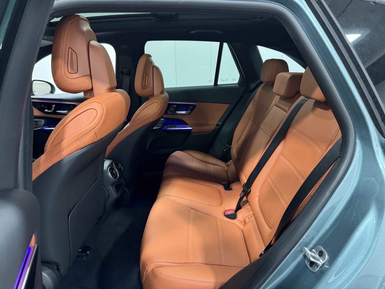 Mercedes-Benz GLC Vehicle Full-screen Gallery Image 8