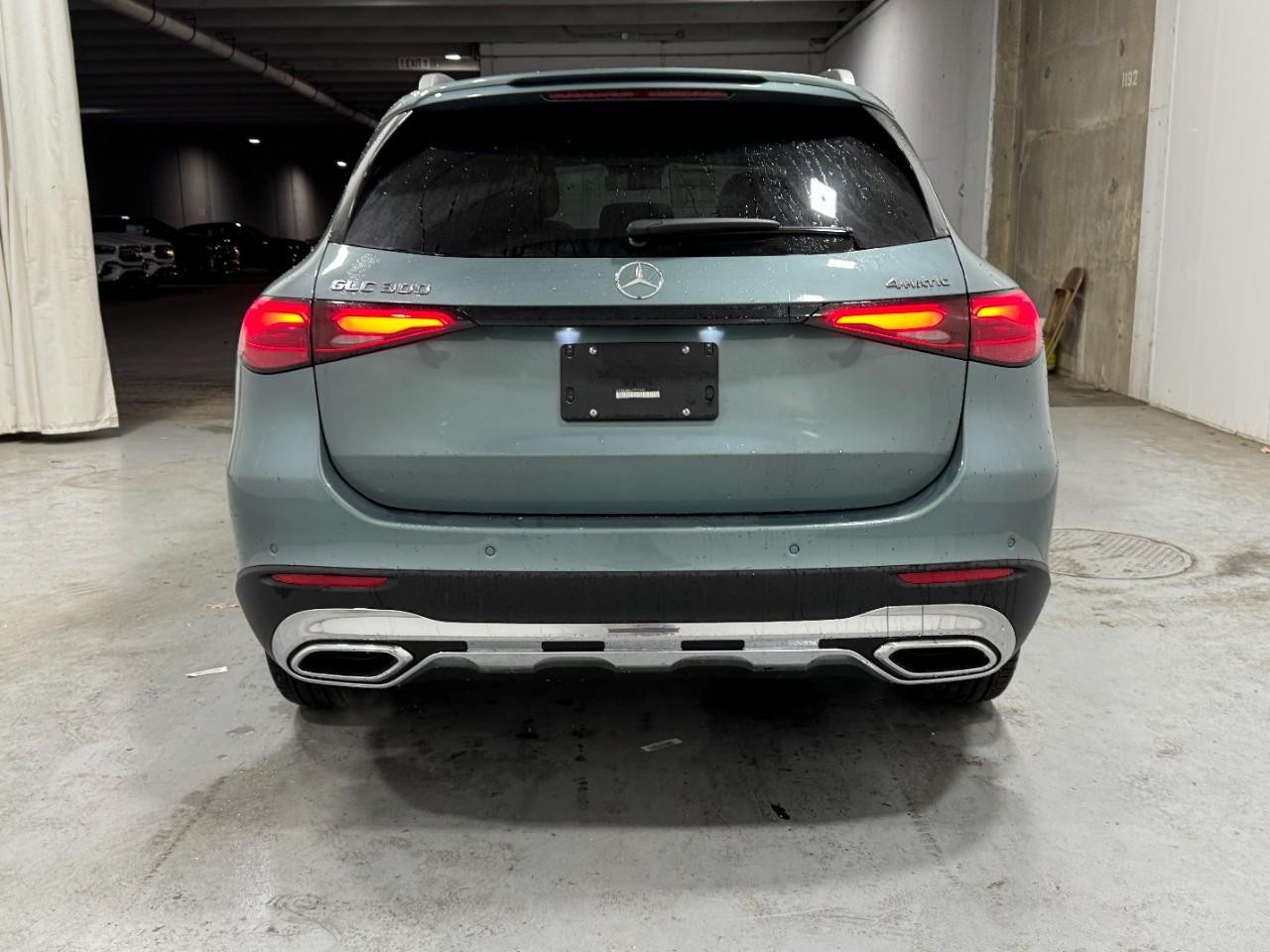 Mercedes-Benz GLC Vehicle Full-screen Gallery Image 9