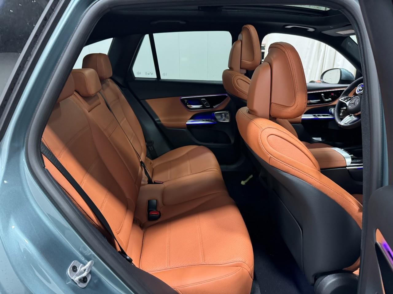 Mercedes-Benz GLC Vehicle Full-screen Gallery Image 10