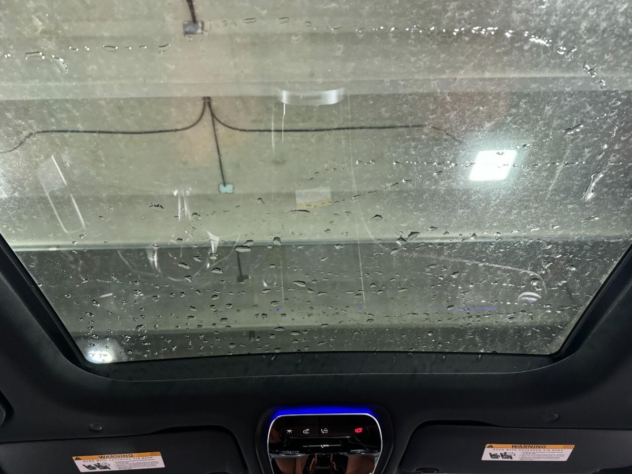 Mercedes-Benz GLC Vehicle Full-screen Gallery Image 11