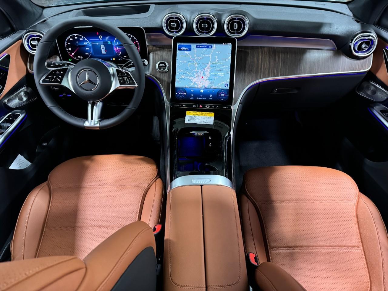 Mercedes-Benz GLC Vehicle Full-screen Gallery Image 12