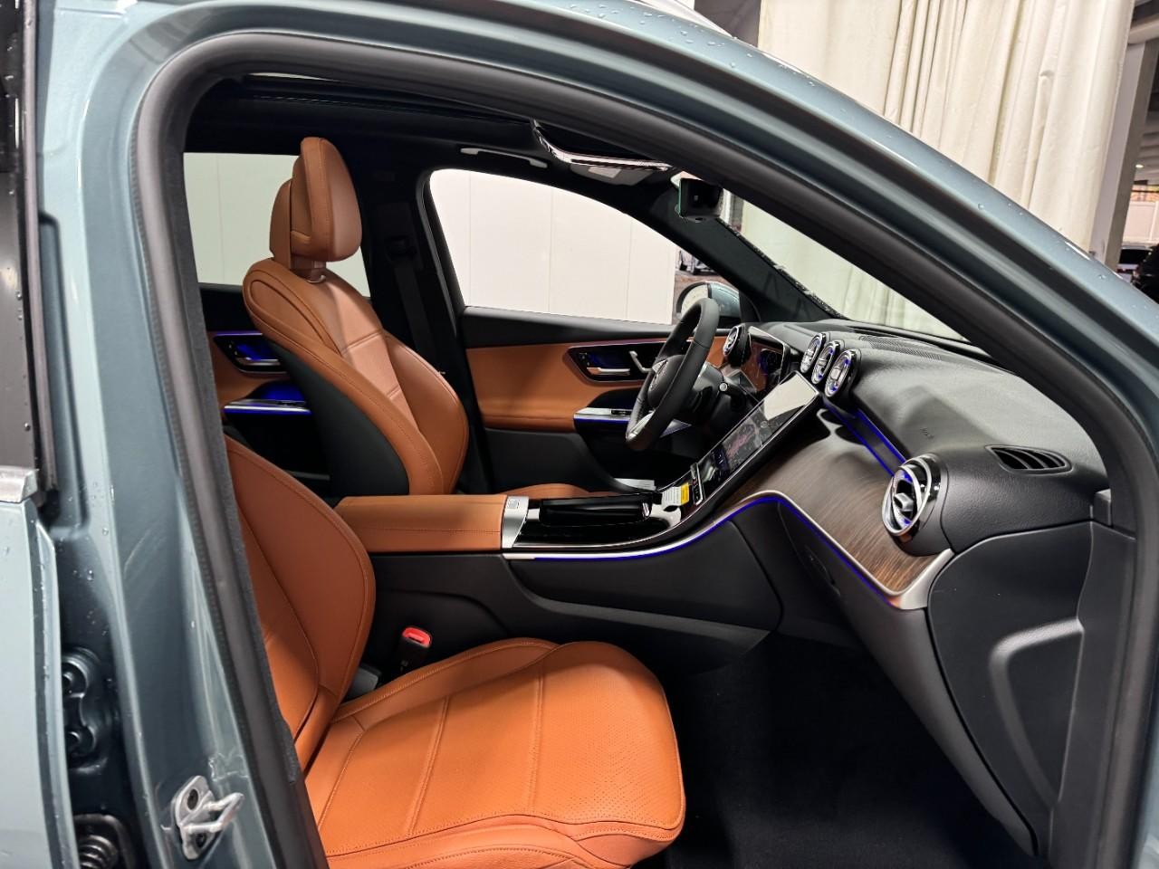 Mercedes-Benz GLC Vehicle Full-screen Gallery Image 16