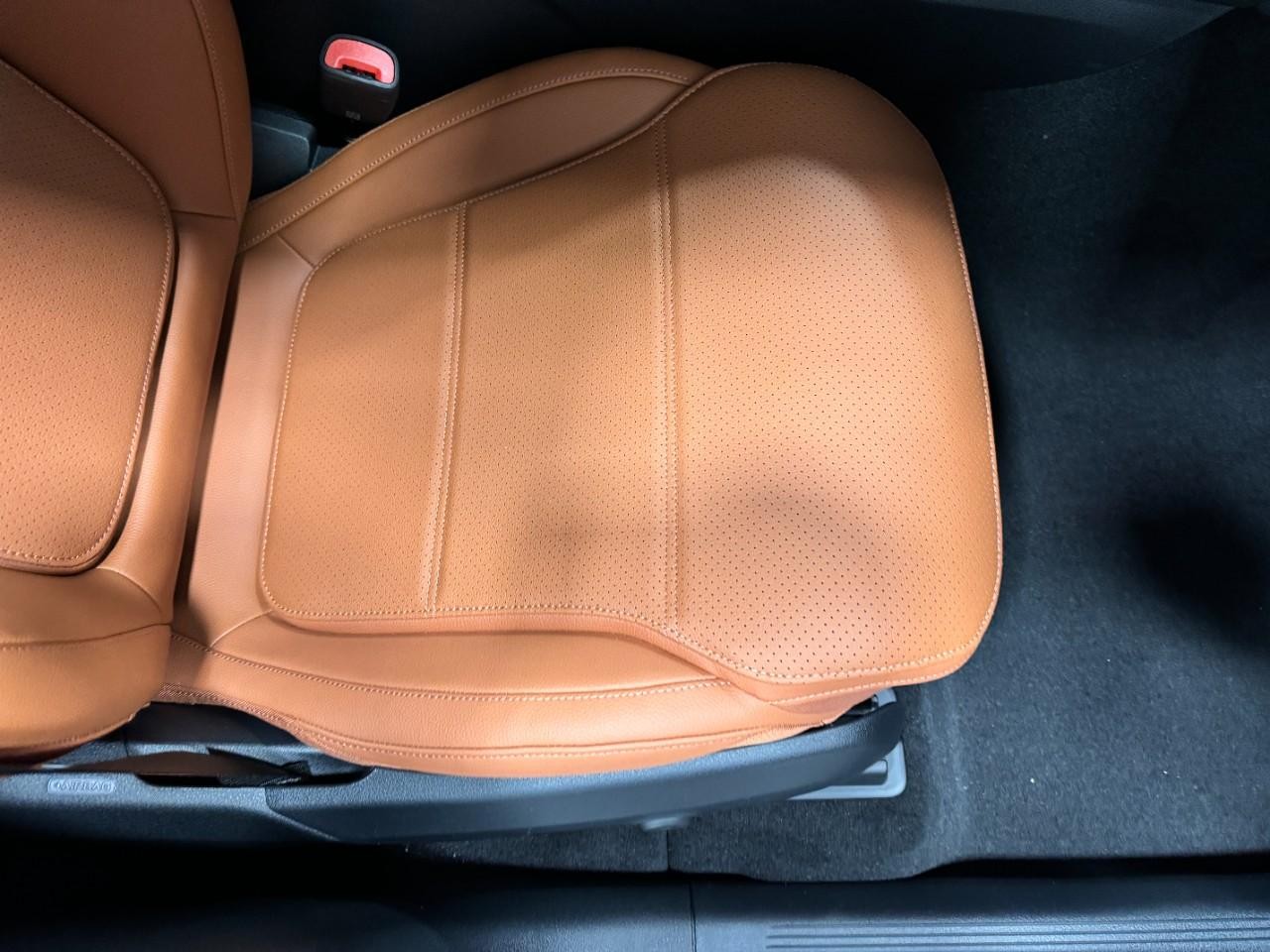 Mercedes-Benz GLC Vehicle Full-screen Gallery Image 17