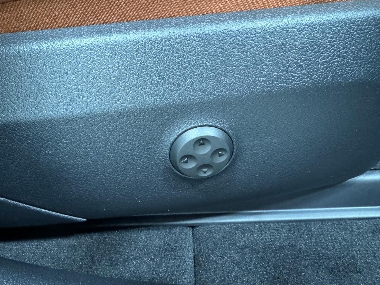 Mercedes-Benz GLC Vehicle Full-screen Gallery Image 18