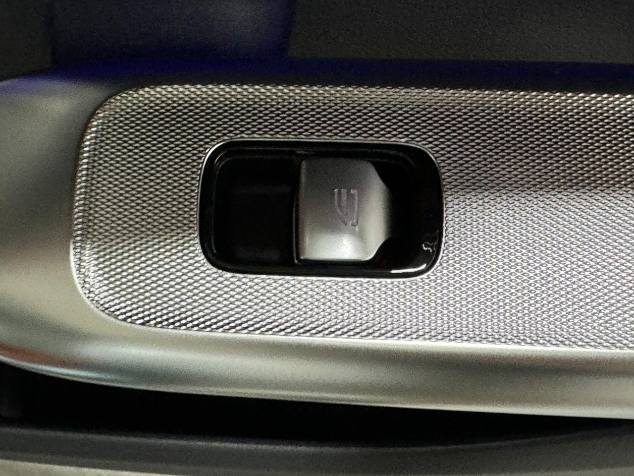 Mercedes-Benz GLC Vehicle Full-screen Gallery Image 21