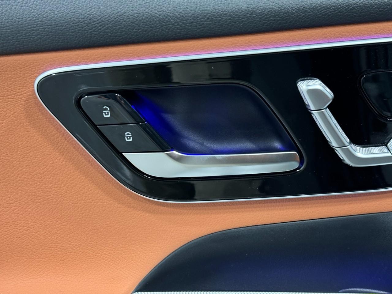 Mercedes-Benz GLC Vehicle Full-screen Gallery Image 23