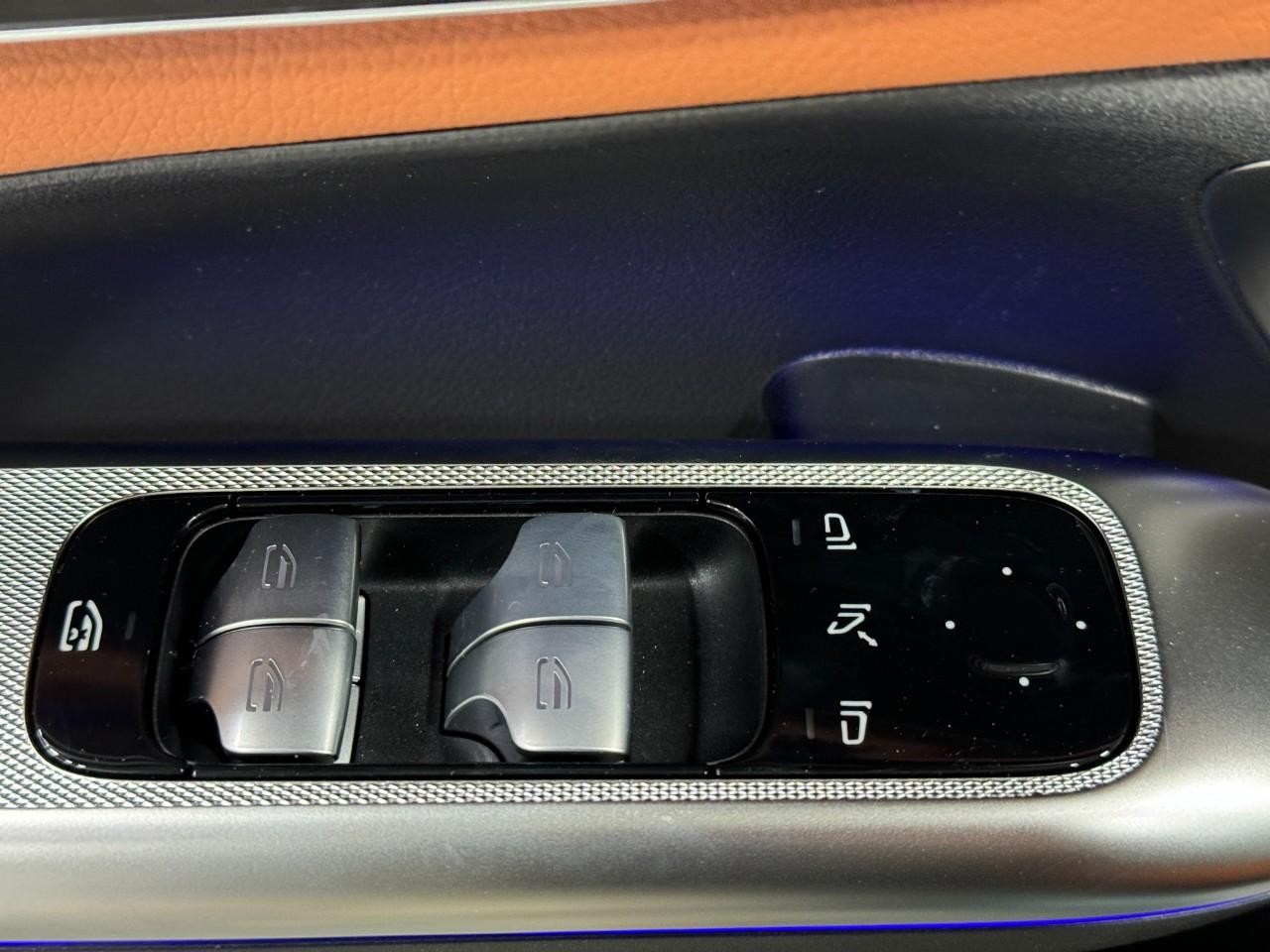 Mercedes-Benz GLC Vehicle Full-screen Gallery Image 24