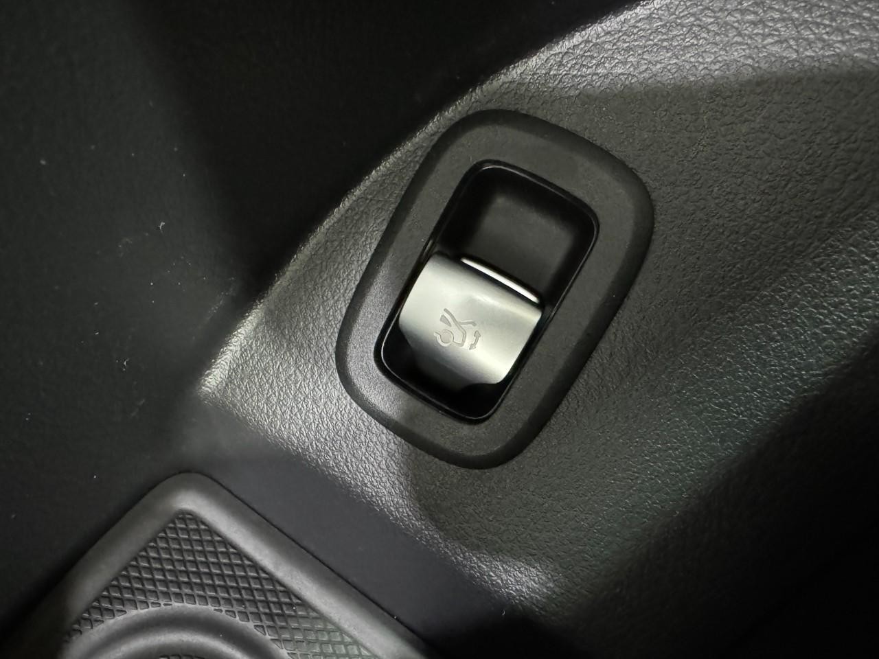 Mercedes-Benz GLC Vehicle Full-screen Gallery Image 26