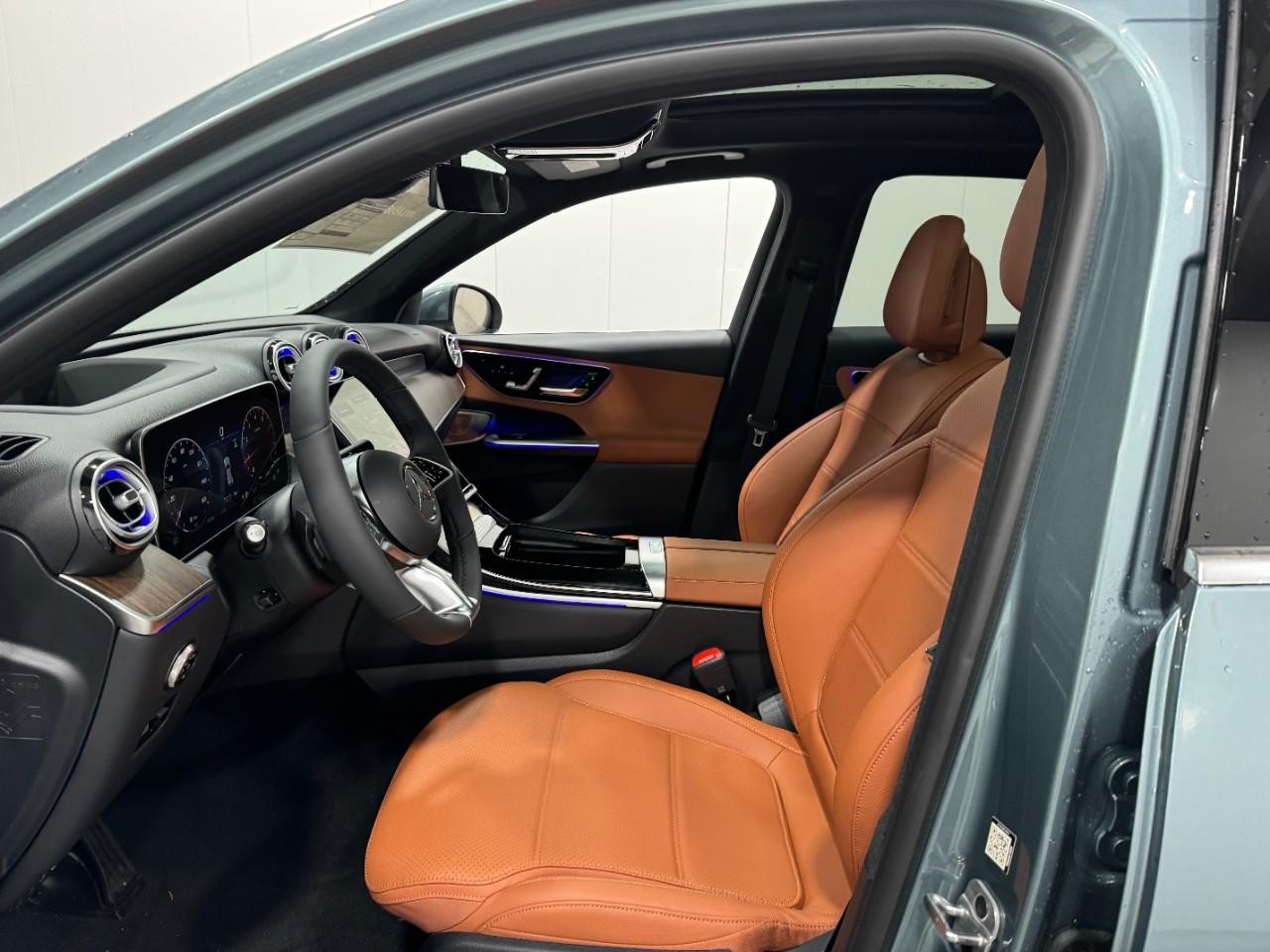 Mercedes-Benz GLC Vehicle Full-screen Gallery Image 27