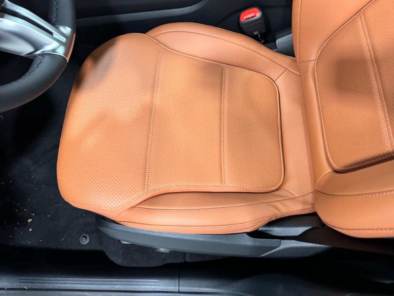 Mercedes-Benz GLC Vehicle Full-screen Gallery Image 28