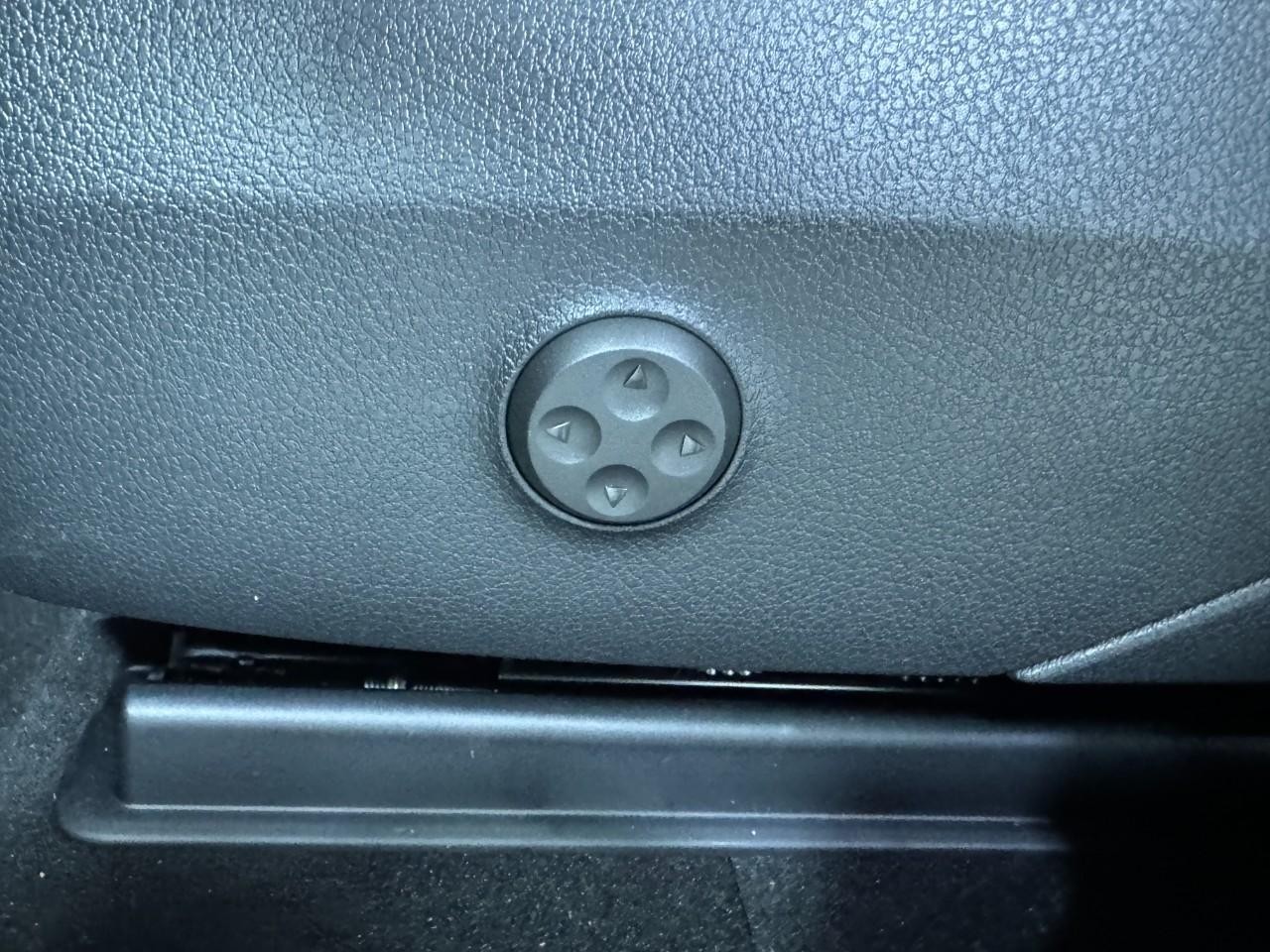 Mercedes-Benz GLC Vehicle Full-screen Gallery Image 29