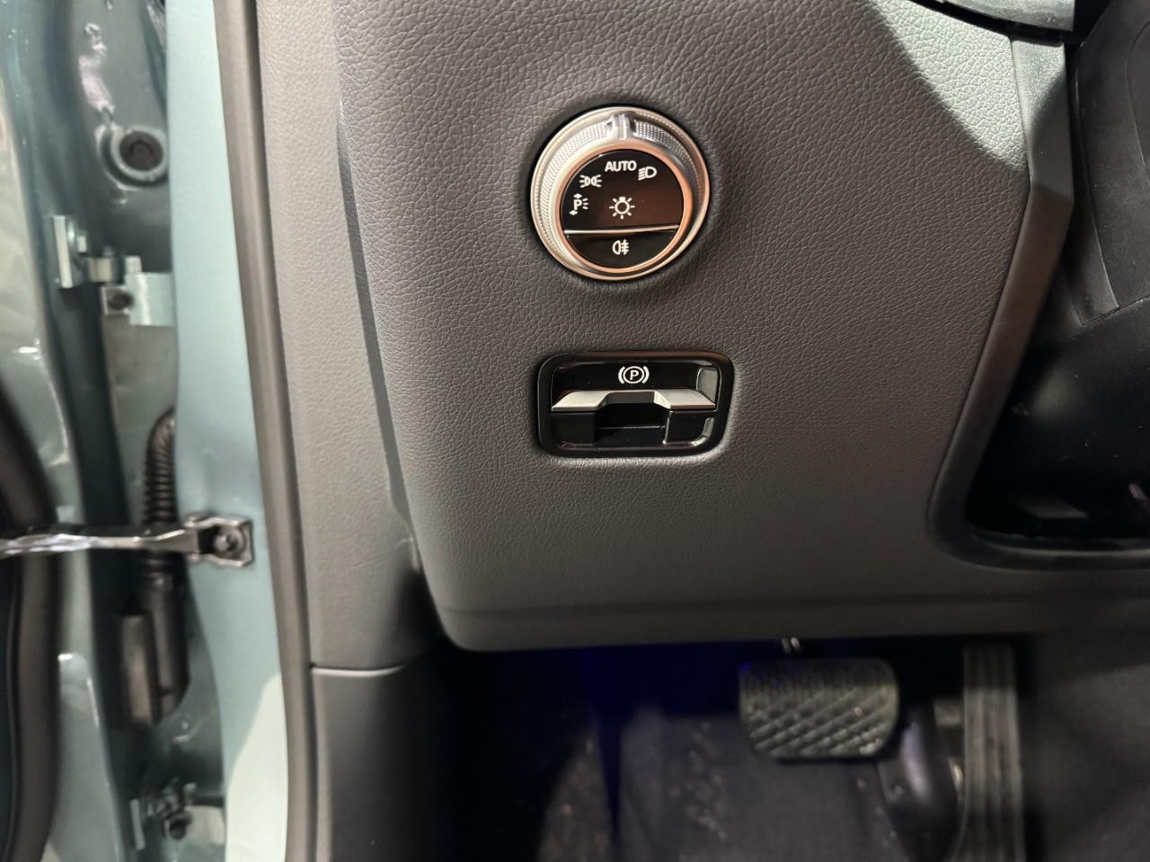 Mercedes-Benz GLC Vehicle Full-screen Gallery Image 30