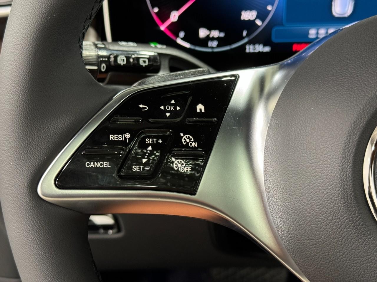 Mercedes-Benz GLC Vehicle Full-screen Gallery Image 31