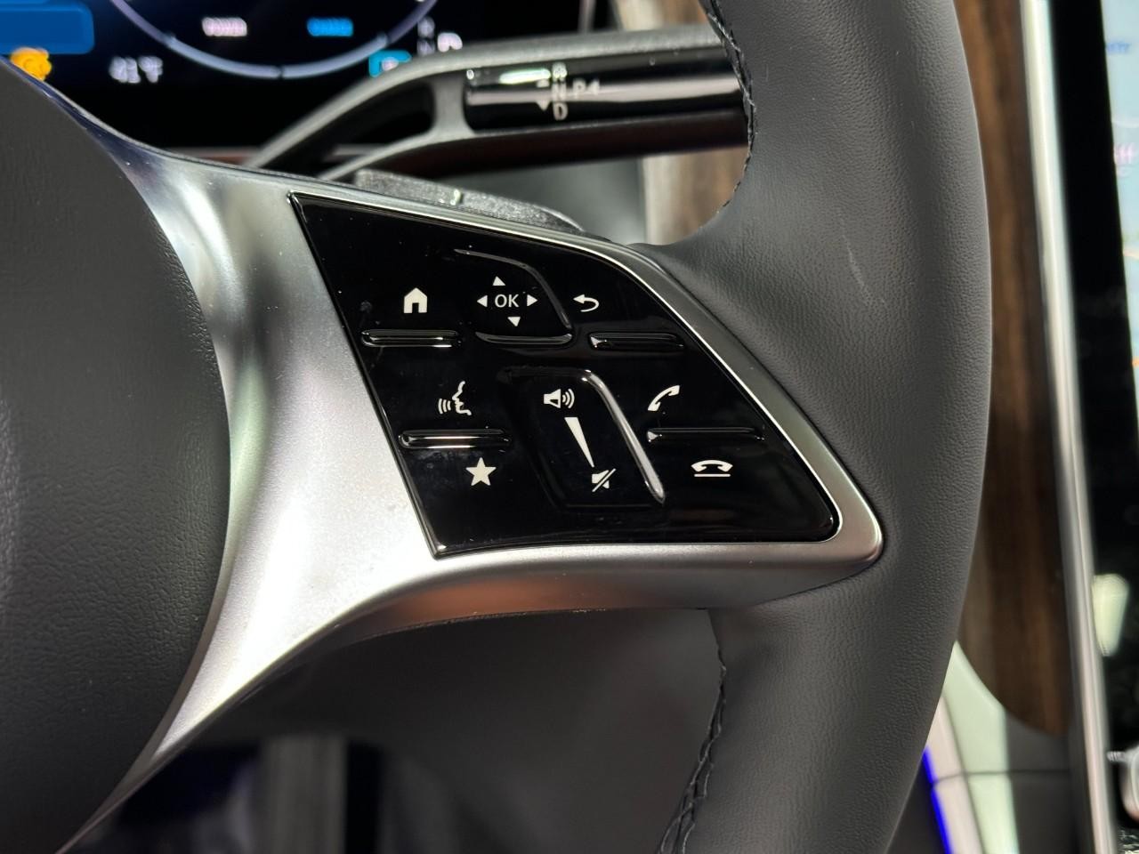 Mercedes-Benz GLC Vehicle Full-screen Gallery Image 32