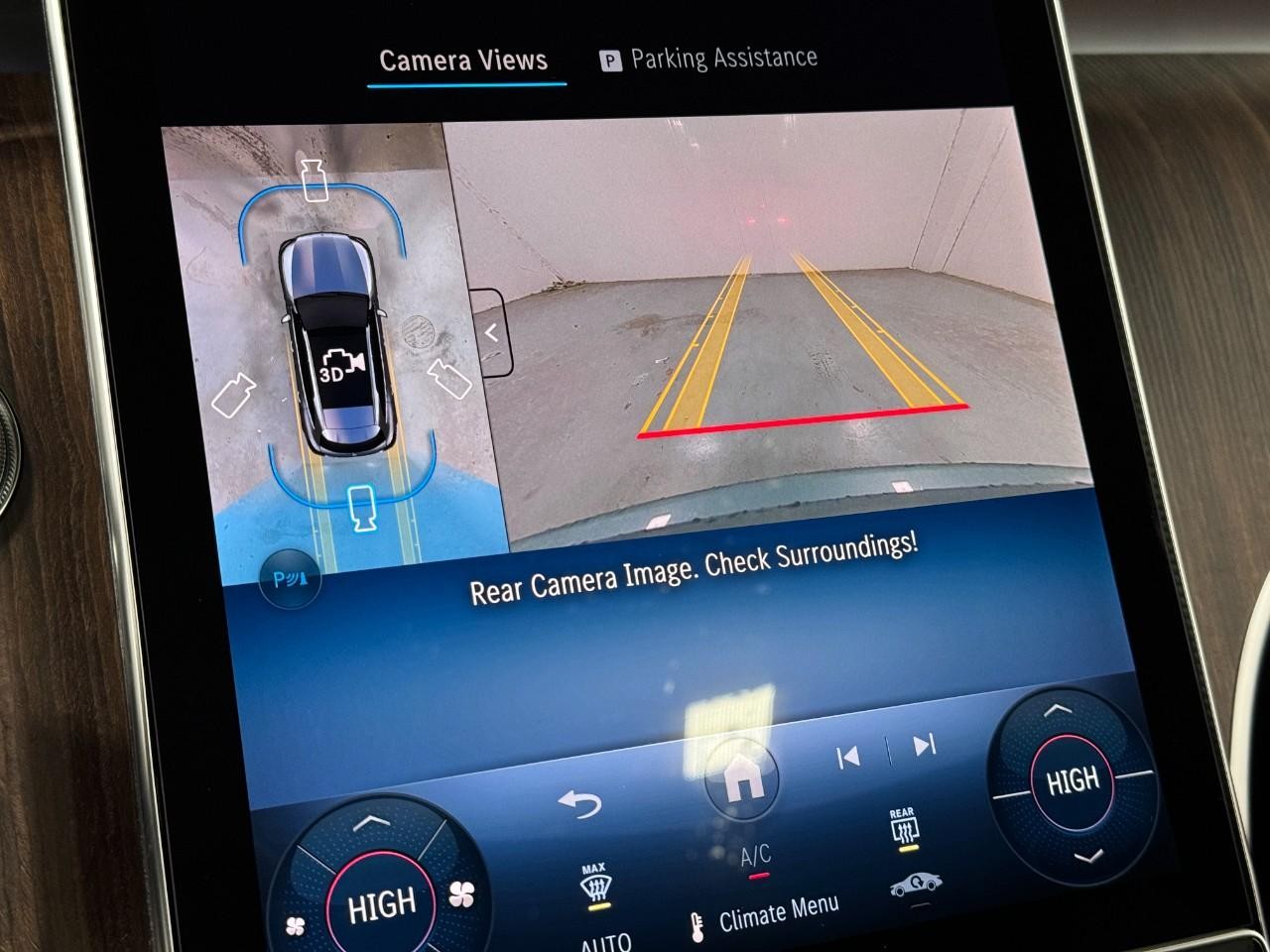 Mercedes-Benz GLC Vehicle Full-screen Gallery Image 35