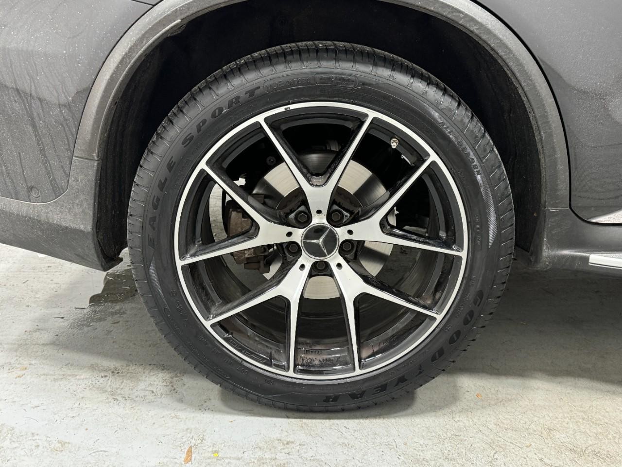 Mercedes-Benz GLC Vehicle Full-screen Gallery Image 6