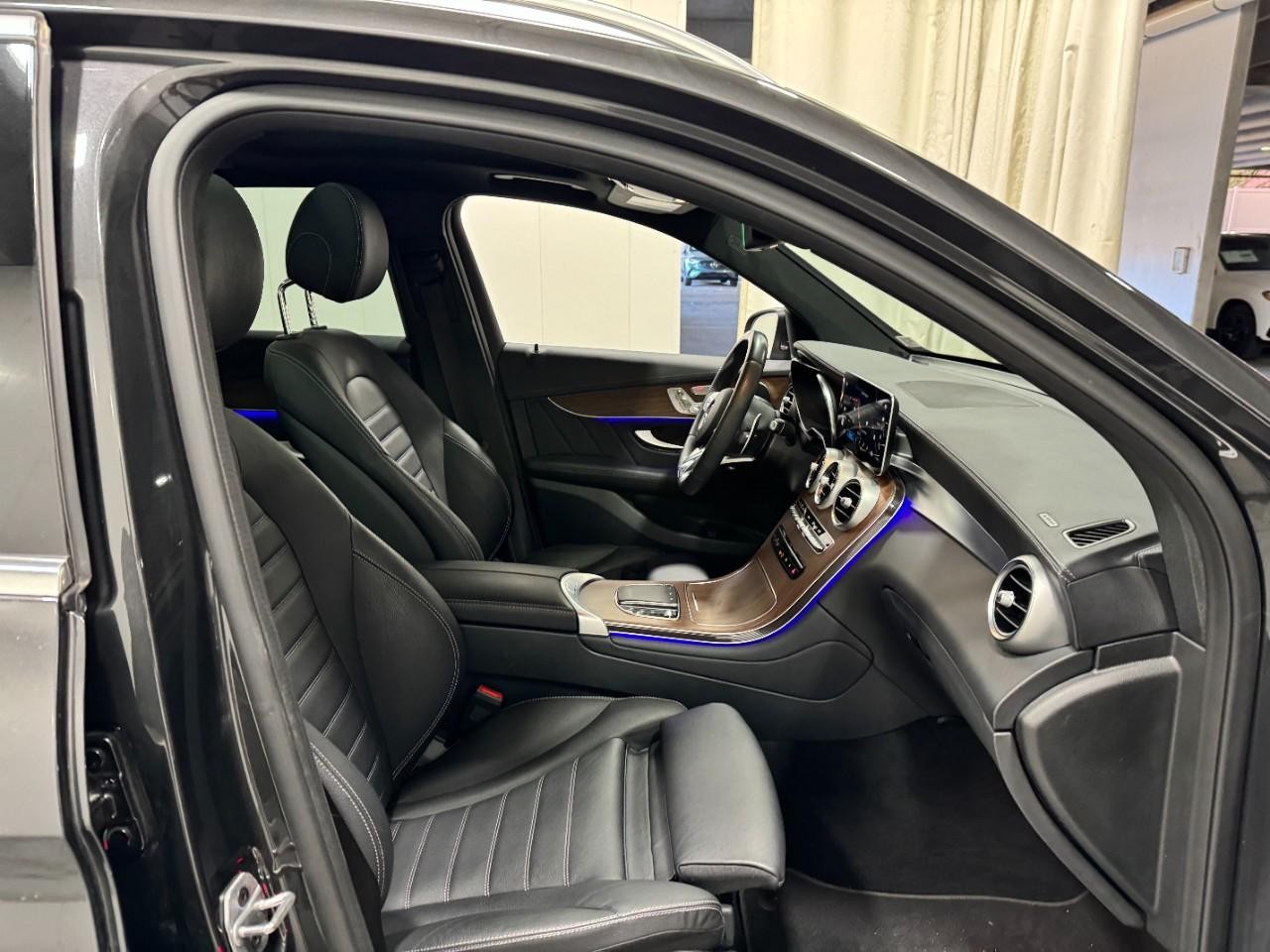 Mercedes-Benz GLC Vehicle Full-screen Gallery Image 19