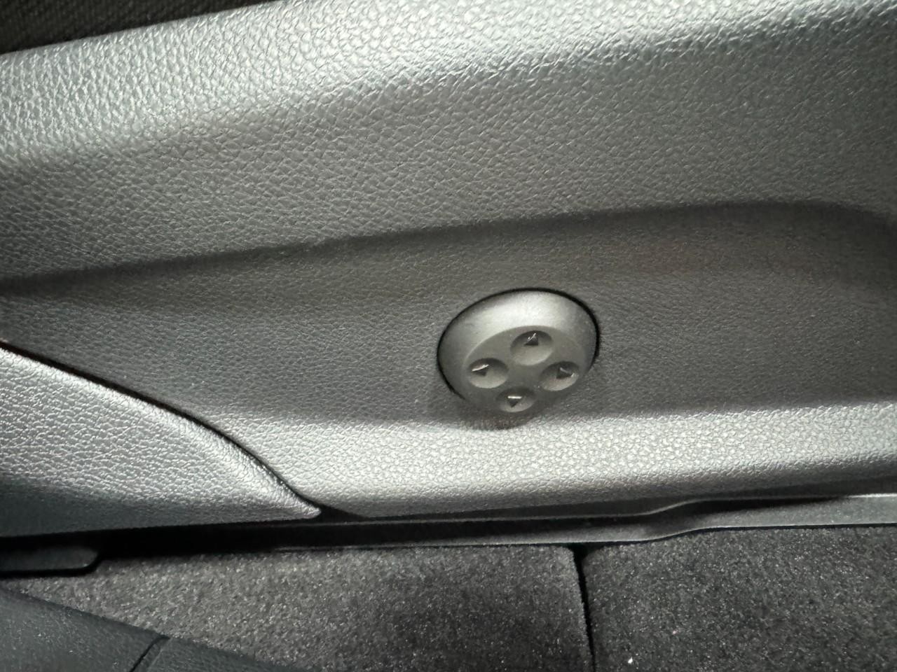 Mercedes-Benz GLC Vehicle Full-screen Gallery Image 21