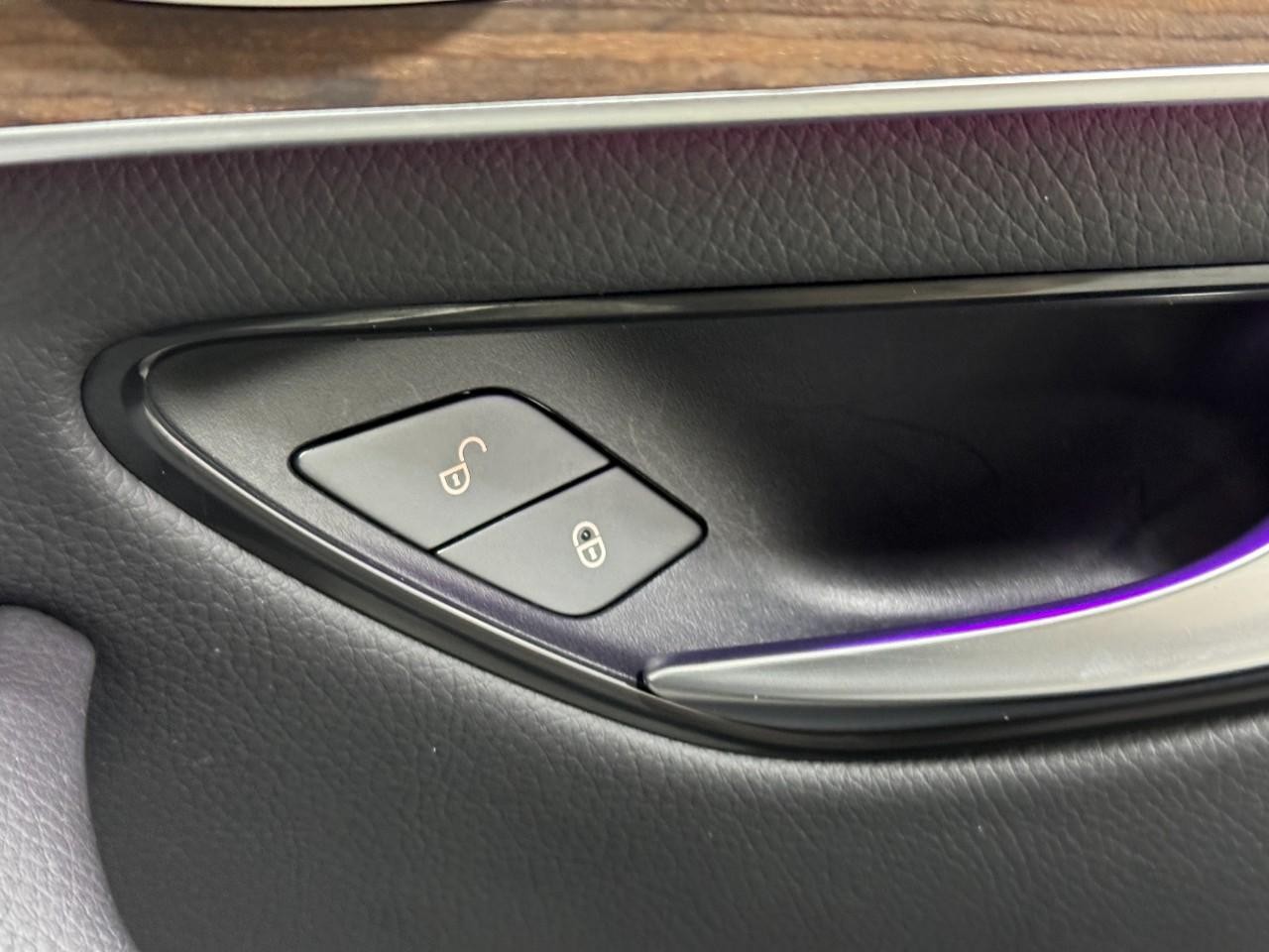 Mercedes-Benz GLC Vehicle Full-screen Gallery Image 23