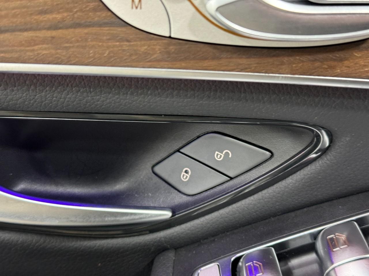 Mercedes-Benz GLC Vehicle Full-screen Gallery Image 26