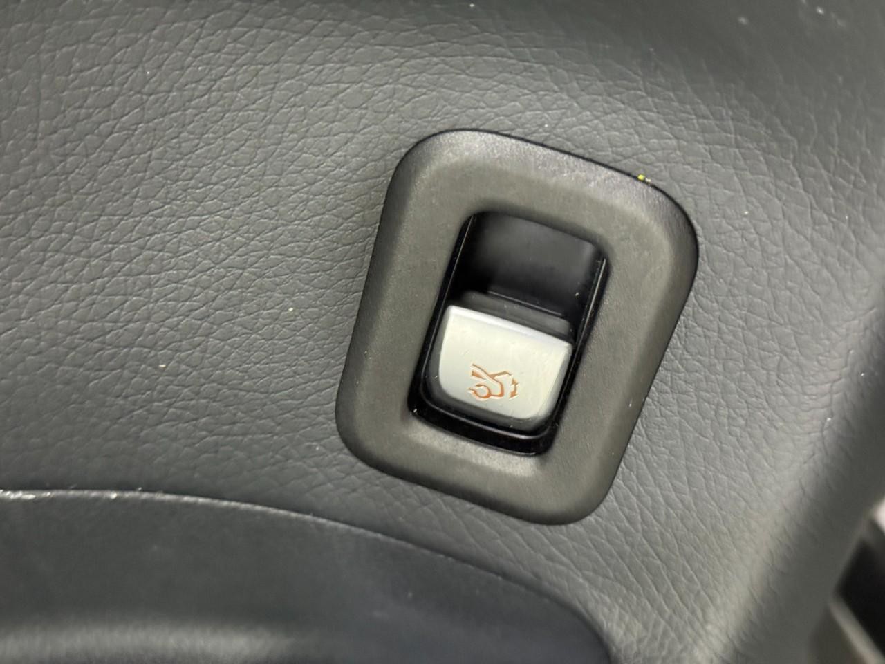 Mercedes-Benz GLC Vehicle Full-screen Gallery Image 28