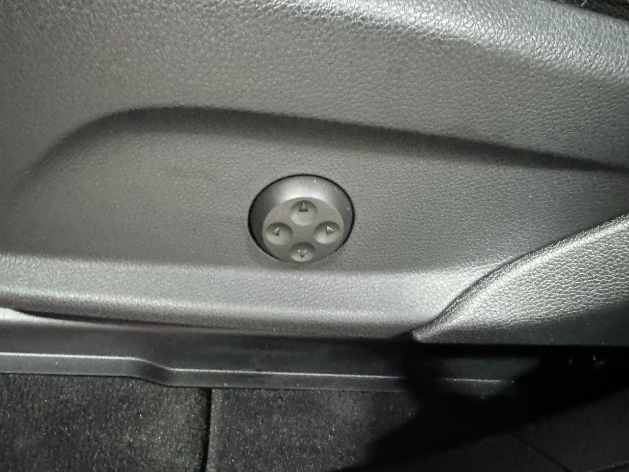 Mercedes-Benz GLC Vehicle Full-screen Gallery Image 31