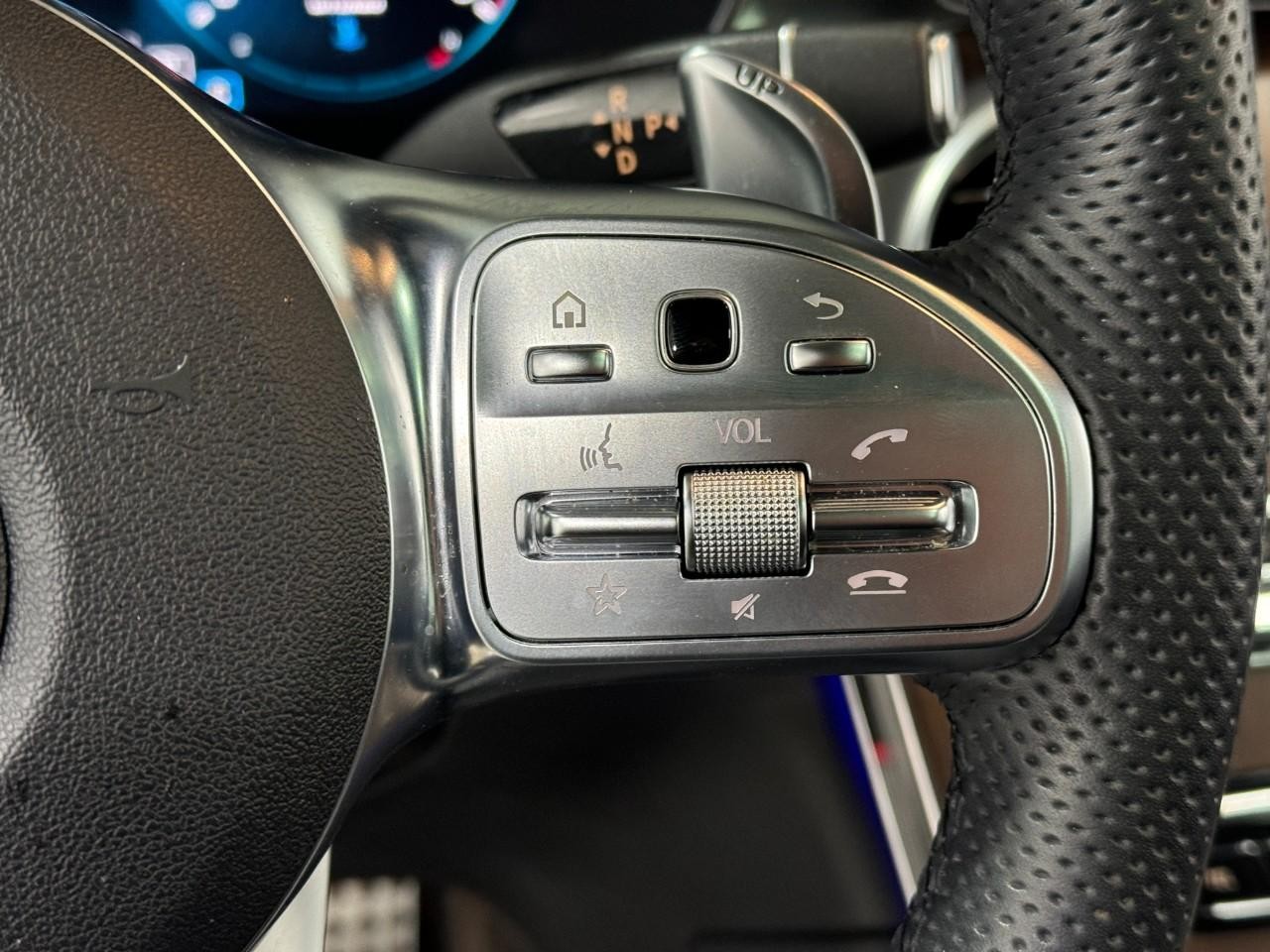 Mercedes-Benz GLC Vehicle Full-screen Gallery Image 34