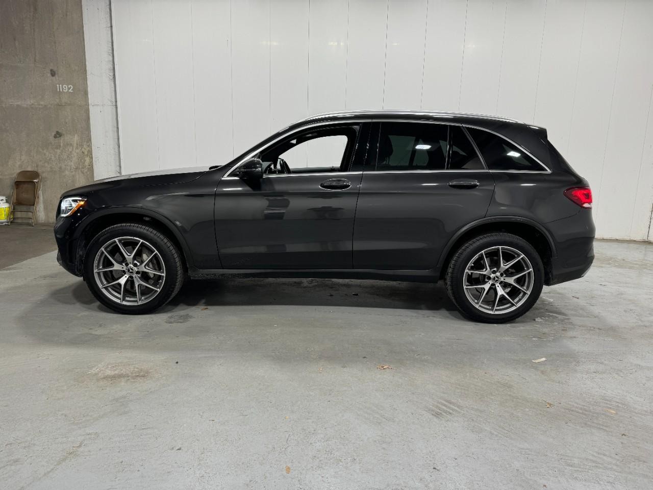Mercedes-Benz GLC Vehicle Full-screen Gallery Image 2