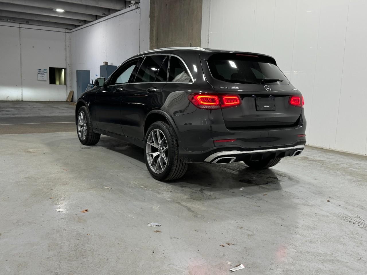 Mercedes-Benz GLC Vehicle Full-screen Gallery Image 3