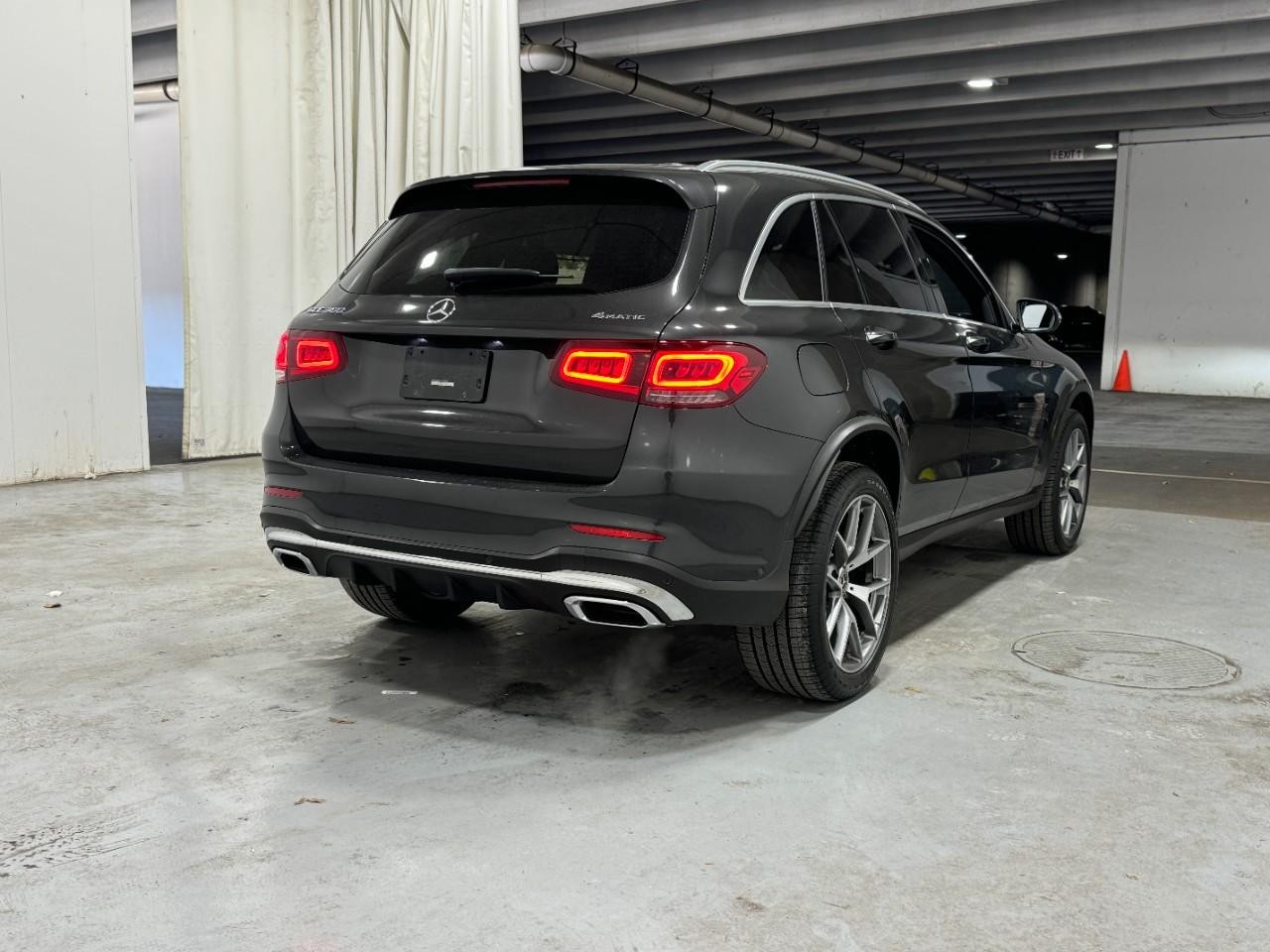 Mercedes-Benz GLC Vehicle Full-screen Gallery Image 4