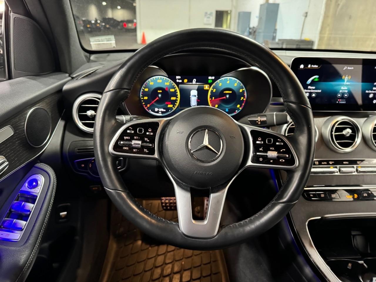 Mercedes-Benz GLC Vehicle Full-screen Gallery Image 12