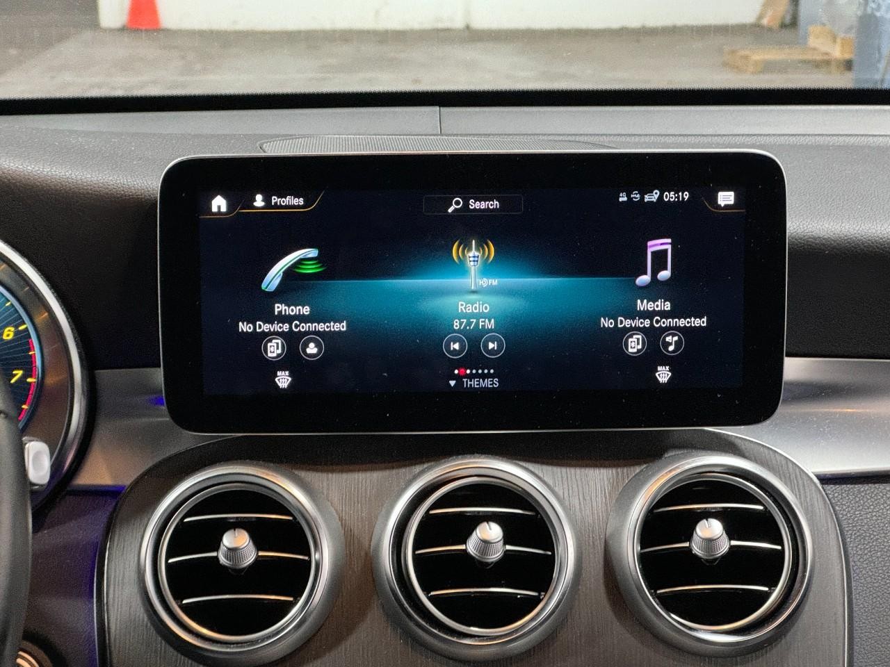 Mercedes-Benz GLC Vehicle Full-screen Gallery Image 13