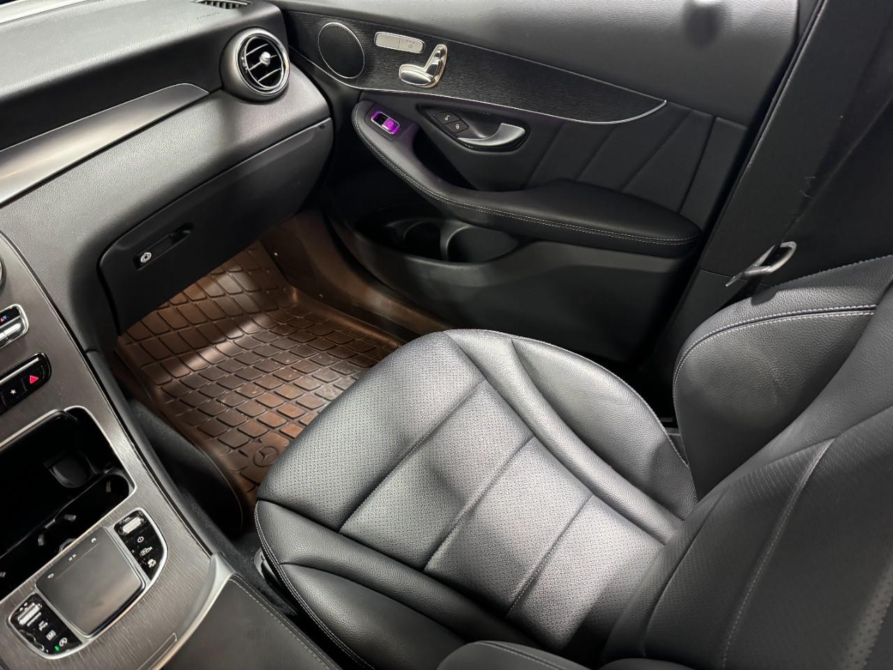 Mercedes-Benz GLC Vehicle Full-screen Gallery Image 16